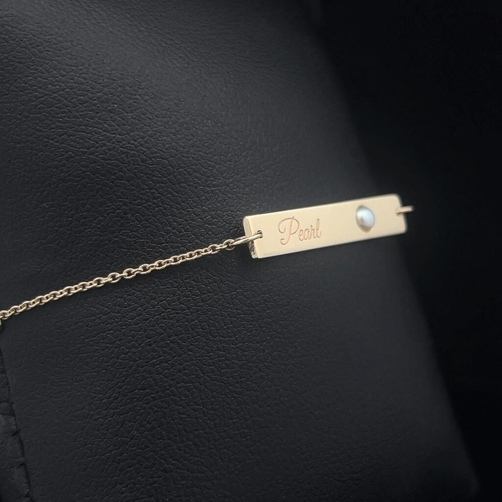 9K Yellow Gold Nameplate Bracelet with Pearl 826500