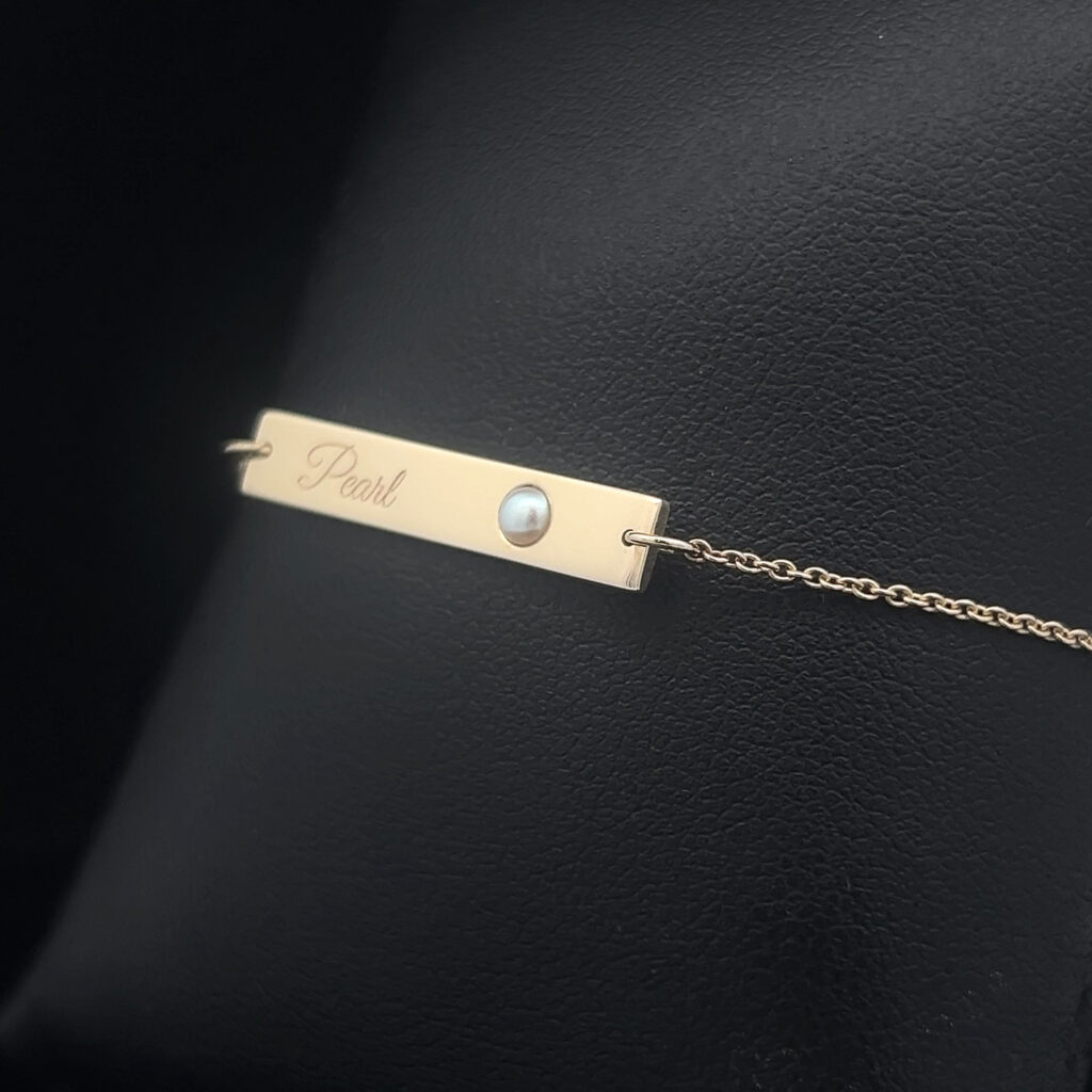 9K Yellow Gold Nameplate Bracelet with Pearl 826500